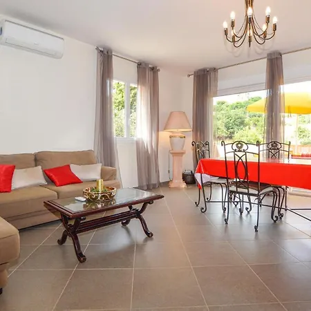 Apartment 3 Bedroom Stunning In Petreto-biccisano *