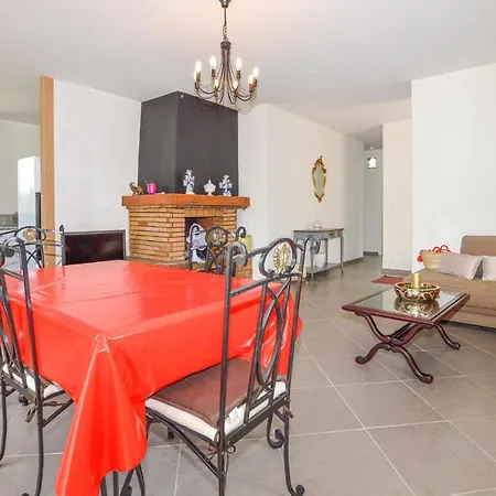 Apartment 3 Bedroom Stunning In Petreto-biccisano